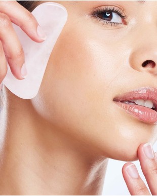 Come massaggiare correttamente il viso: tecniche e benefici per una pelle più luminosa